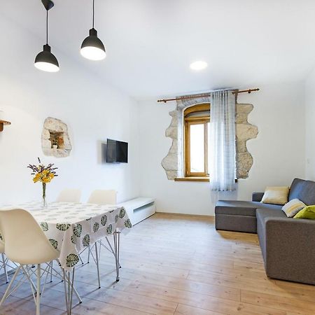 Cozy Apartment 10 Min From The Beach Pula Exterior photo